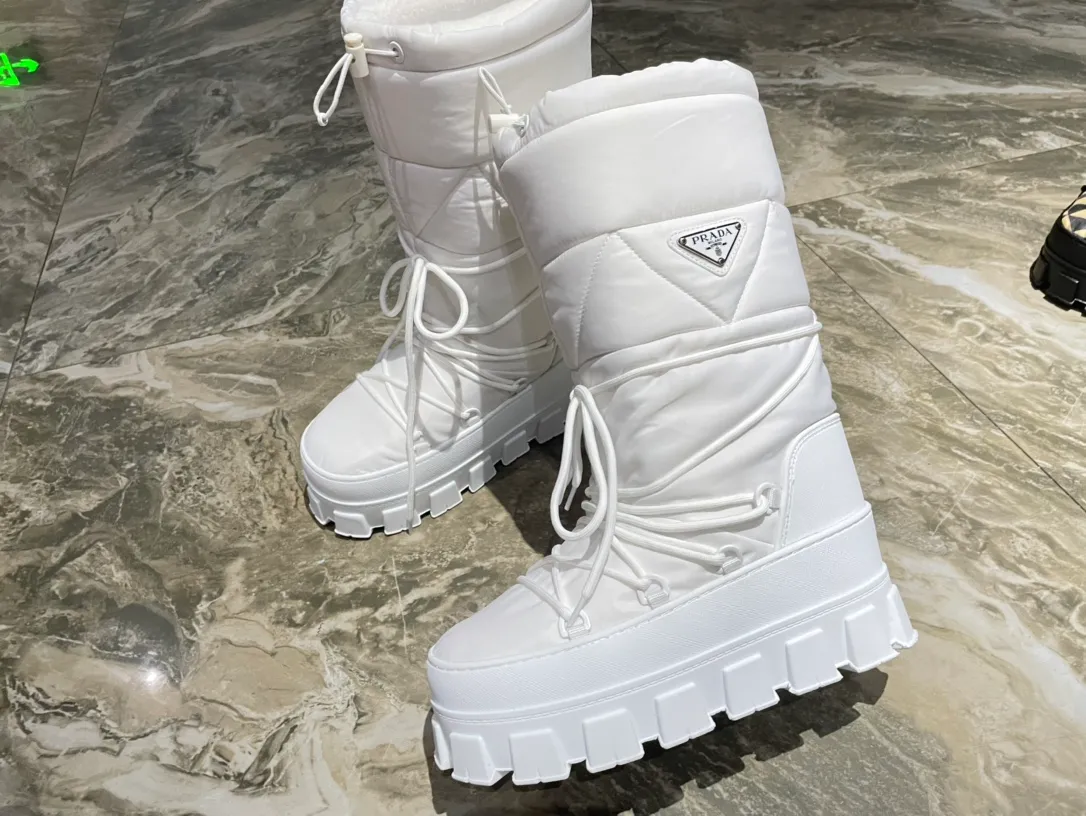 👟👟Ex-factory price 740👟👟 The highest version on the market, Prada's king style, snow boots, ski boots, fat and cute, so cute →_→ From the Prada limited series, unique. Shiny nylon Oblique upper with criss-cross straps for an ideal fit. The boots are made of technical fabric and have a short-cut version. They can be worn in the city or in the mountains. They make the calves slimmer, taller, warmer and have a concave shape. The boots and soles use the original waterproof effect. The size is 35-40. 41Customized
